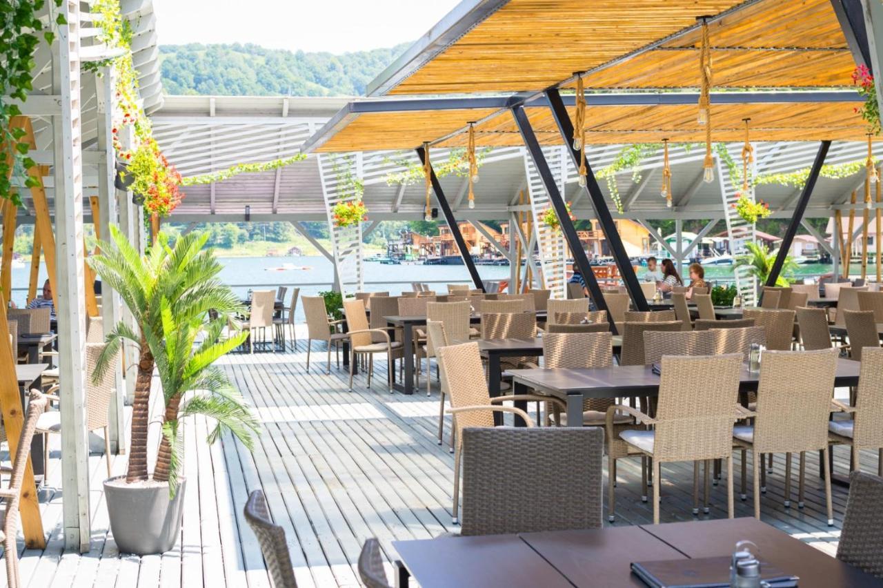 Hotel Plutitor Lebada Биказ Экстерьер фото
