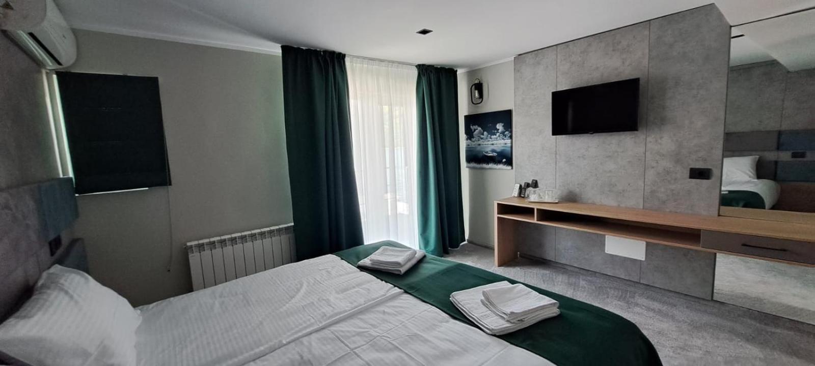 Hotel Plutitor Lebada Биказ Экстерьер фото