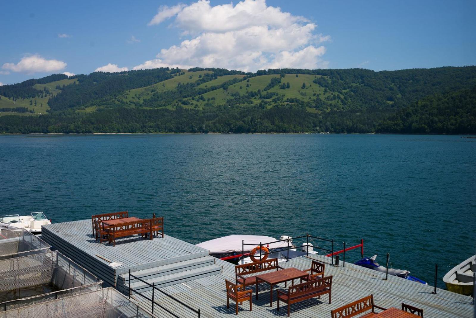 Hotel Plutitor Lebada Биказ Экстерьер фото