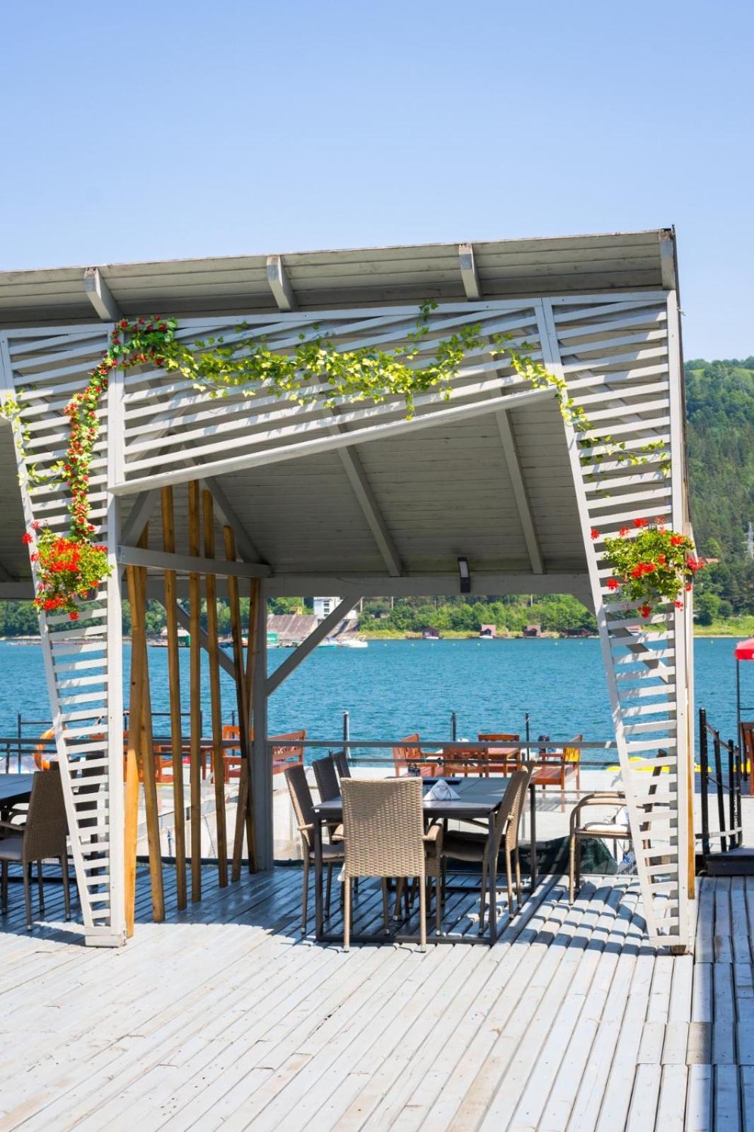 Hotel Plutitor Lebada Биказ Экстерьер фото